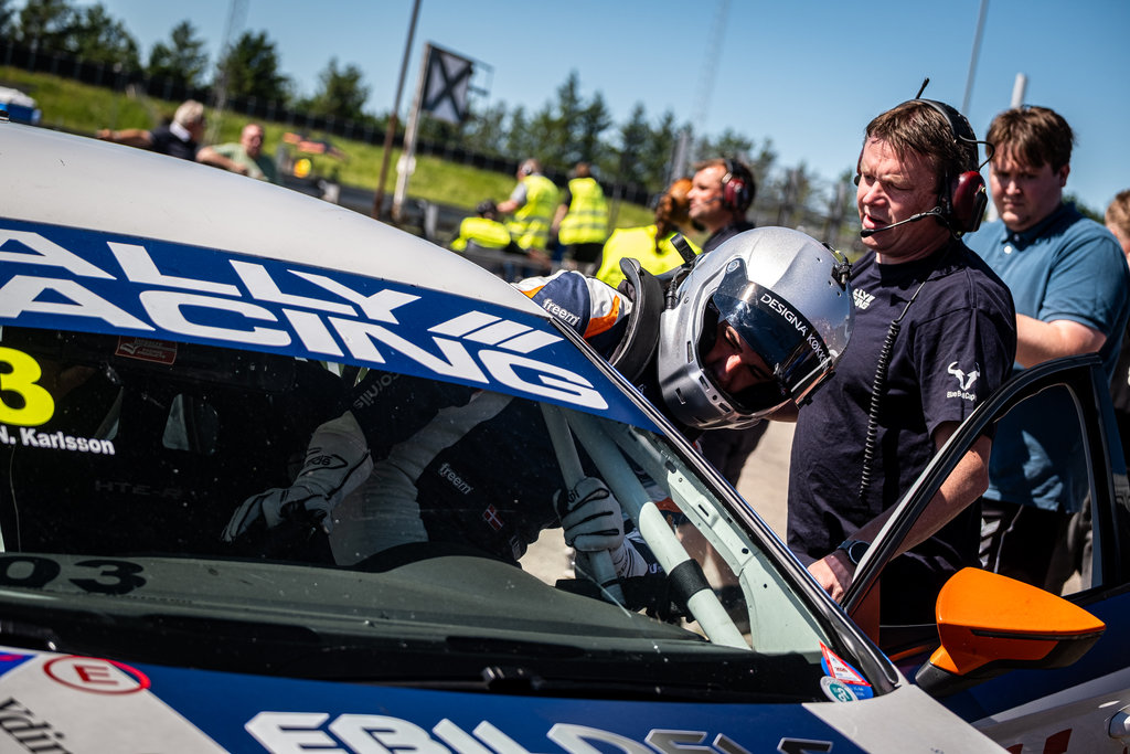De obligatoriske pitstops gav også arbejde for mekanikerne
(Foto: Grippo)